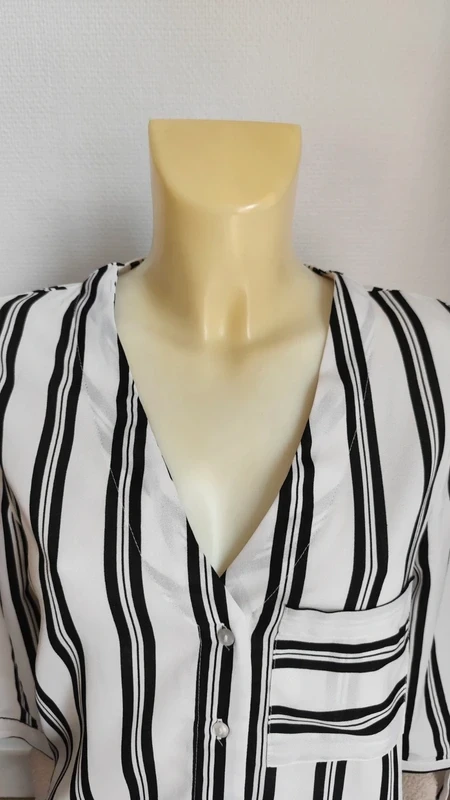 Mooie zwart-witte gestreepte vloeiende asymmetrische blouse met strikjes T36/38 - Jennyfe – photo 4